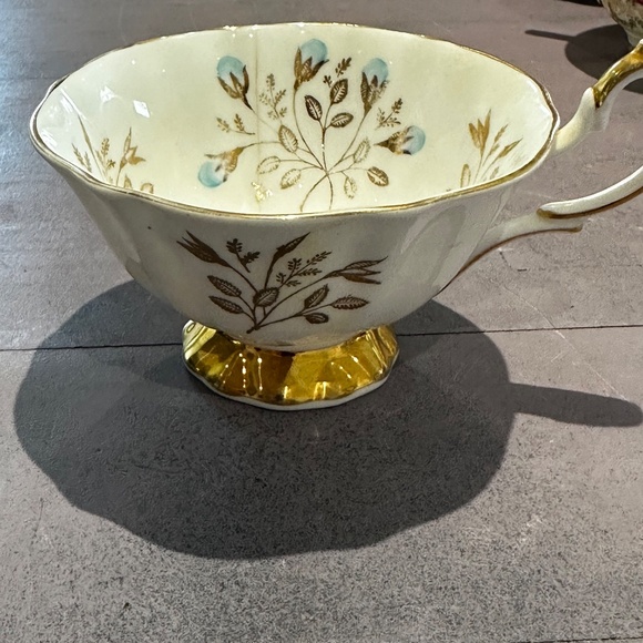 QUEEN ANNE Bone China vintage tea cup from 1950's - Picture 4 of 6